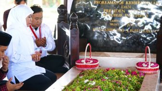 Bersama Cipayung Plus Jatim, Gubernur Khofifah Ziarah ke Makam Bung