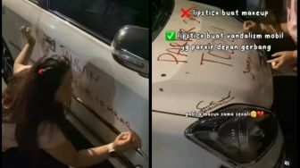 Kesal Ada Mobil Parkir Sembarangan, Wanita Ini Beri Peringatan Coret Pakai Lipstik