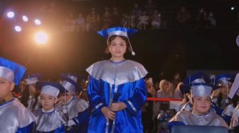 Cantik Pakai Toga, Simak 12 Momen Wisuda Amora Lemos Putri Kris Dayanti dan Raul Lemos