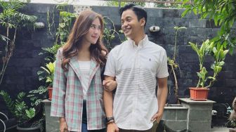 Adly Fayruz Unggah Foto Saling Tatap dengan Syahnaz Sadiqah, Netizen Wanti-Wanti Angbeen Rishi: Cek HP Suami!