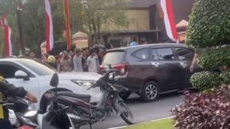 Diduga Hindari Amukan Massa, Minibus Melarikan Diri ke Polda Riau