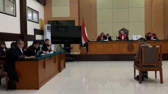 Cengar-cengir di Sidang, Editor Video Haris Azhar Tanya Balik Jaksa Kasus Lord Luhut: Begitu-begitu Apa?