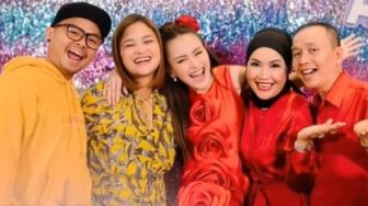 Ayah Rozak Titipkan Ayu Ting Ting ke Wendy Cagur, Sikap Istri Sang Komedian Disorot: Enggak Baperan