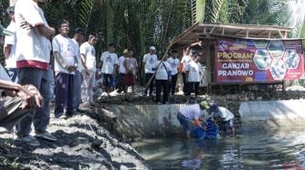 Musim Paceklik Ikan, Kelompok Pelaut di Pangandaran Dapat Bantuan Bibit Ikan Mujair