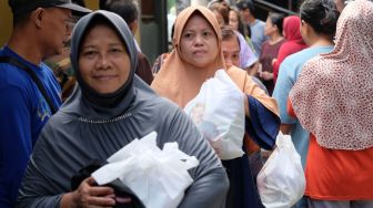 Ringankan Ekonomi Ibu-ibu Jakbar, Bayar Rp 15 Ribu Dapat Sembako Lengkap Dari Relawan Sandi Uno