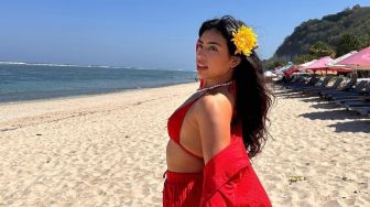 Influencer Malaysia Yasmin Aziz Terpukau dengan Keindahan Pantai Pandawa Bali, Ini Hal Menarik yang Ada di Sana