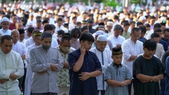 Umat muslim mengikuti shalat Idul Adha di Masjid Agung Al-Azhar, Jakarta, Rabu (28/6/2023). [Suara.com/Alfian Winanto]