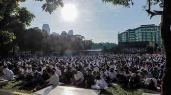 Umat muslim mengikuti shalat Idul Adha di Masjid Agung Al-Azhar, Jakarta, Rabu (28/6/2023). [Suara.com/Alfian Winanto]