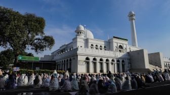 Umat muslim mengikuti shalat Idul Adha di Masjid Agung Al-Azhar, Jakarta, Rabu (28/6/2023). [Suara.com/Alfian Winanto]