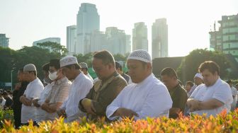 Umat muslim mengikuti shalat Idul Adha di Masjid Agung Al-Azhar, Jakarta, Rabu (28/6/2023). [Suara.com/Alfian Winanto]