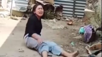 Merengek Bak Anak Kecil, Wanita Nangis Guling-gulingan di Tanah: Belikan Aku Tas, Mak!