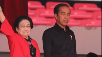 Jokowi Pakai Busana Serba Hitam di Acara PDIP, Kebetulan atau Beri Kode?