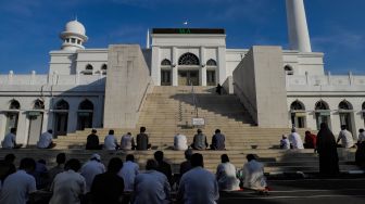 Umat muslim mengikuti shalat Idul Adha di Masjid Agung Al-Azhar, Jakarta, Rabu (28/6/2023). [Suara.com/Alfian Winanto]