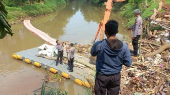 Geger Mayat Pria Tersangkut di Kali Pesanggrahan, Kondisinya Kulit Terkelupas