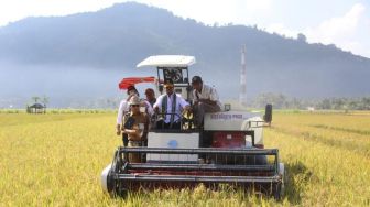 Hadapi El Nino, Kementan Serahkan Bantuan untuk Petani di Lombok Barat