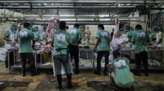 Pekerja memotong daging sapi kurban di Rumah Pemotongan Hewan (RPH) PD Dharma Jaya, Cakung, Jakarta Timur, Kamis (29/6/2023). [Suara.com/Alfian Winanto]