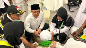 Momen Gus Imin Bantu Jemaah Haji Kelelahan di Mina