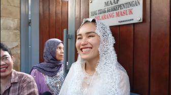 Ayu Ting Ting Diceramahi Pakai Celana Pendek saat Potong Daging Qurban: Malah Umbar Aurat