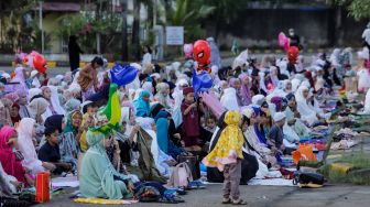 Umat muslim melaksanakan Salat Idul Adha di Pelabuhan Sunda Kelapa, Jakarta, Kamis (29/6/2023). [Suara.com/Alfian Winanto]