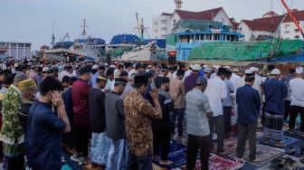 Umat muslim melaksanakan Salat Idul Adha di Pelabuhan Sunda Kelapa, Jakarta, Kamis (29/6/2023). [Suara.com/Alfian Winanto]