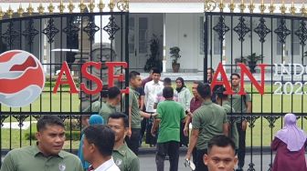 Keluar Bareng Dua Cucunya, Jokowi Kembali Layani Masyarakat Jogja Foto Bersama