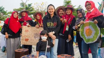 Ajak Putrinya Melihat Lomba Daur Ulang, Mbak Cicha Ajak Masyarakat Terapkan Gaya Hidup Minim Sampah