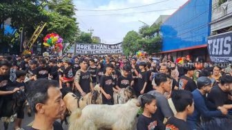 Unik, Warga Temenggungan Malang Arak Hewan Kurban Sebelum Disembelih