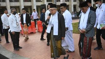 Wakil Presiden Ma’ruf Amin (tengah) bersiap memberikan keterangan setelah menyerahkan sapi kurban miliknya dan milik Presiden Joko Widodo usai Shalat Idul Adha di Masjid Istiqlal, Jakarta, Kamis (29/6/2023). [ANTARA FOTO/Akbar Nugroho Gumay].