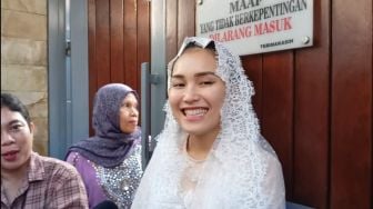 Ayu Ting Ting Ikutan Bantu Potong Sapi Kurban, Penampilannya Tetap Cetar