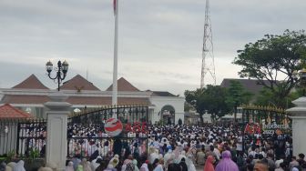 Presiden Jokowi Salat Id di Yogyakarta, Ribuan Jamaah Padati Gedung Agung