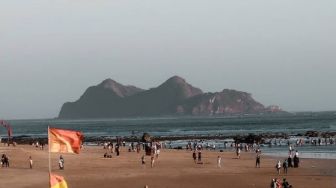 Pantai Pulau Merah, Tempat wisata Air di Banyuwangi dengan Daya Tarik Unik