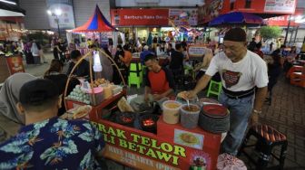 Laris Manis, Pedagang Kerak Telor di PRJ Ngaku Bisa Raup Rp 2,5 Juta per Hari