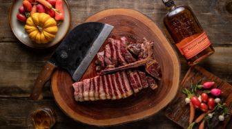 Cara Marinasi Daging Steak, Lebih Baik Lada Hitam atau Lada Bubuk Ya? Ini Kata Chef Yuda Bustara