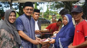 Pemkab Kolaka Utara Bagikan Daging Kurban Pakai Besek dan Daun Pisang