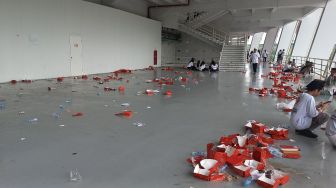 Stadion GBK Penuh Sampah Sisa Makanan Pengunjung Acara HUT Bhayangkara ke-77