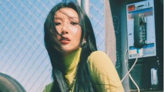 Resmi Gabung dengan P NATION, Hwasa MAMAMOO Teken Kontrak di Atas Panggung