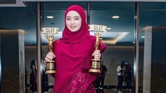 9 Gaya Artis di Acara Silet Award 2023, Inara Rusli Pamer 2 Piala Sekaligus