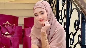 Pajang Foto Leher Tanpa Jilbab, Inara Rusli Sengaja Pancing Komentar Warganet