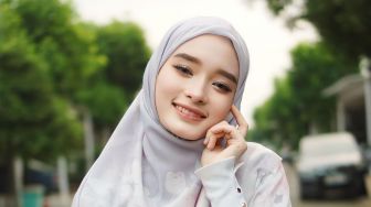 Sudah Mulai Banyak Uang, Ini 5 Potret Inara Rusli Pamer Mobil Listrik Baru