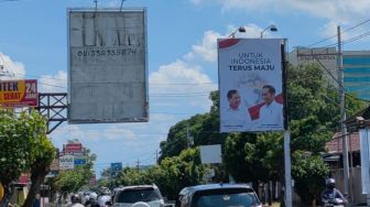 Baliho Gambar Jokowi-Prabowo Subianto Mulai Terpasang di Kota Gibran