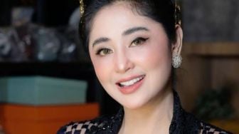 Dewi Perssik Ngakak Disebut OKB gara-gara Pamer Mobil Rp3,7 Miliar: Situ Lahirnya Tahun Berapa?