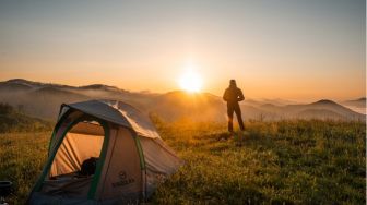 5 Destinasi Wisata Sejuk di Indonesia, Lengkap dengan Pilihan Outfit yang Menghangatkan