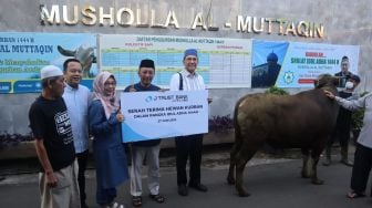 J Trust Bank Serahkan Hewan Kurban di Perayaan Idul Adha 1444 Hijriah