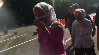 Tampang Si Kembar Rihana-Rihani Tiba Di Polda Metro Jaya, Bungkam Dan Tutupi Wajah Pakai Masker