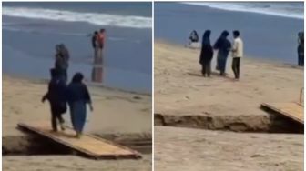 Wasada Dugaan Pungli di Pantai Carita, Wisatawan Diminta Rp5.000 untuk Nyebrang Jembatan