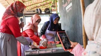 Percepatan Ekonomi di Level Rumah Tangga Lewat Workshop Pembuatan Brownis Khas Kutai Kartanegara