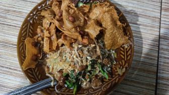 Mencicipi Perawon 'Pecel Kuah Rawon', Kuliner Malam Khas Kota Malang