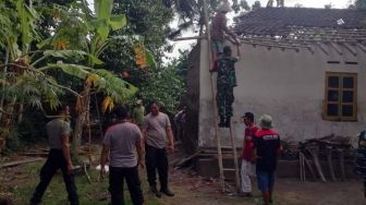 Rusak Parah Terdampak Gempa, Rumah Seorang Nenek Dibedah