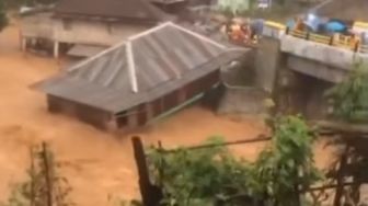Detik-Detik Rumah Panggung Hanyut Terseret Banjir Bandang Sungai Lipung: Warga Teriak Allahuakbar!