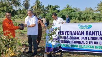 Pelindo Regional 2 Teluk Bayur Tanam Ratusan Pohon di TPA Sampah Air Dingin Padang